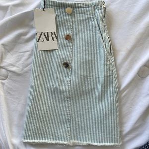 NEW* zara white stripped denim skirt. Has pockets and a side zipper!